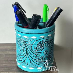 ตะกร้าใส่แปรงแต่งหน้าหนังวัวแท้สลักลายโลโก้ตามสั่งสำหรับงาน March Expo  แบบพกพา ใช้เป็นที่ใส่ปากกาสำนักงาน ที่วางปากกาตั้งโต๊ะ  ที่จัดระเบียบปากกาและดินสอ - Product Image 1