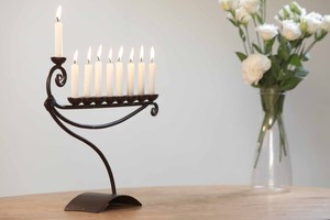 เชิงเทียนโลหะสีดำทรงสูงสำหรับตกแต่งบ้าน ห้องนั่งเล่น มุมห้อง พร้อมคุณสมบัติให้แสงสว่าง - Product Image 5