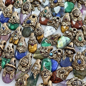 Pendentif en argile polymère avec pierres précieuses naturelles mélangées pour la fabrication de bijoux - 35x19x11mm 60x25x11mm Moyenne 75 carats - Product Image 6
