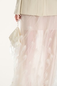 กระโปรงยาวคุณภาพสูงสำหรับผู้หญิง ดีไซน์หรูหรา MILAN EMB FEATHER SKIRT ประดับตกแต่งอย่างสวยงาม ผลิตแบบ ODM ทำมือในเวียดนาม กระโปรงยาวสีขาว - Product Image 2