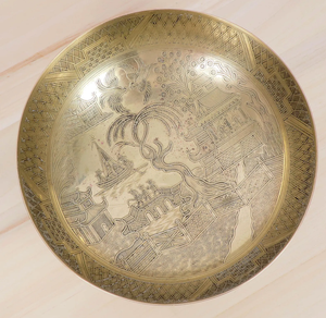 Bol sur piédestal en laiton gravé vintage, gravure paysage oriental, plat rond en métal, centre de table antique, décoration de table asiatique pour la maison - Product Image 6