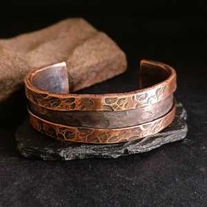 Brazalete de cobre martillado, brazalete abierto pesado, estilo vikingo rústico, brazalete de cobre puro, regalo de 7.º aniversario, brazalete para artritis - Product Image 1