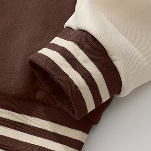 Veste universitaire marron tendance avec manches blanches, logo lettre R, col rabattu, manches longues, pour l'automne – Prix de gros - Product Image 6