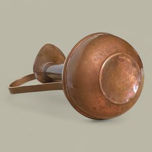 Carafe en cuivre vintage de qualité supérieure avec col étroit et base large, idéale pour un usage décoratif et fonctionnel, provenant d'Inde. - Product Image 6