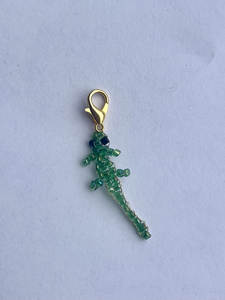 Porte-clés brodé artisanal avec des perles colorées et un design élégant, fabrication détaillée - Product Image 2