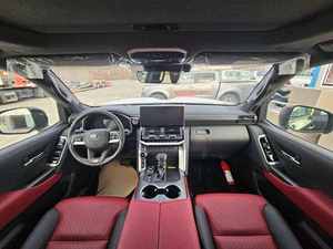 รถยนต์มือสองขายดี Toyota Land Cruiser 300 Station Wagon GXR SPORT 3.3L ดีเซล เกียร์ออโต้ - Product Image 3