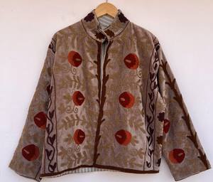 Chaqueta Impermeable de Invierno Suzani de Terciopelo Hecha a Mano |   Abrigo Boho Reversible Bordado de Talla Grande con Forro de Algodón |   Regalo para Ella - Product Image 4