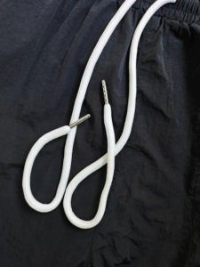 Pantalon de survêtement élégant pour homme, coupe ample et large, avec empiècements contrastants noir et blanc, taille à cordon de serrage, confortable pour le quotidien - Product Image 4