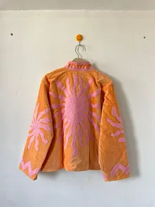 เสื้อแจ็คเก็ตผ้าฝ้ายสีส้มไหม้สำหรับผู้หญิง ปักลายสีชมพูสไตล์โซลาร์ งานฝีมือทำมือ สไตล์โบฮีเมียน คอตั้ง แขนยาว เสื้อคลุมสำหรับฤดูใบไม้ผลิ - Product Image 4
