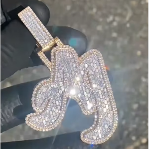 Pendentif personnalisé Hip Hop en or 18 carats, serti de moissanite de laboratoire, en argent 925, avec logo, nom ou motif de dessin animé - Product Image 1