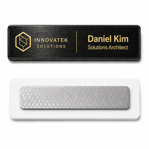 Badges d'identification métalliques personnalisés B2B en acier inoxydable avec support magnétique triple et gravure laser de précision pour hôtels et bureaux - Product Image 3