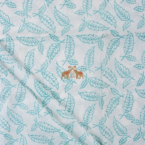 Vente en gros de tissu léger imprimé de feuilles à motifs floraux et bloqués à la main en pur coton doux pour robes de femmes, chemises, jouets pour filles et garçons - Product Image 1