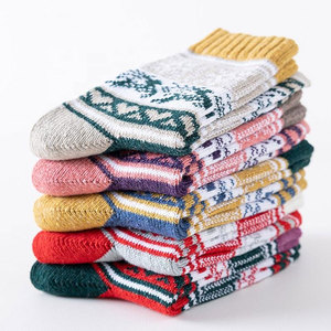 ถุงเท้าสีสันสดใสเพิ่มความสนุกให้กับการแต่งตัวของคุณ ถุงเท้าทรงหลวมใส่สบาย เหมาะสำหรับการพักผ่อนหรือการสวมใส่เป็นเลเยอร์ - Product Image 4