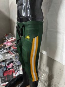 Uniforme de football américain sublimé à manches courtes, pantalon de football américain avec protections intégrées et coutures en zigzag - Product Image 4