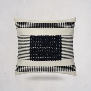 Funda de Cojín Tejida a Mano Marroquí XII con Bordado de Borlas |   Funda de Almohada Decorativa Estilo Boho |   Suministro a Granel y Tamaños Personalizados - Product Image 1