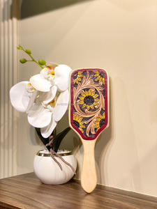 Brosse à cheveux en bois peinte à la main vintage personnalisée pour les tresses luxueuses Peigne à cheveux en bambou de style occidental pour unisexe - Product Image 2