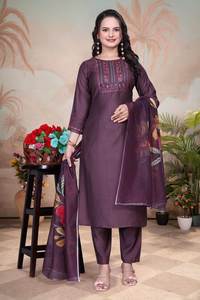 Conjunto Completo de Kurta, Pantalón y Dupatta de Viscosa Morada para Mujer, Disponible en Stock, Manga Tres Cuartos, Largo hasta la Pantorrilla, Estilo Tradicional - Product Image 5