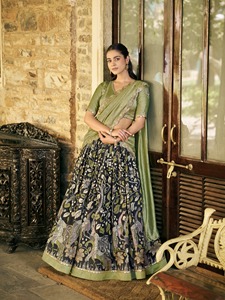 Ensemble Lehenga avec imprimé Kalamkari de designer et bordure en dentelle, chemisier brodé avec travail de sequins et dupatta brodée avec travail de sequins - Product Image 3