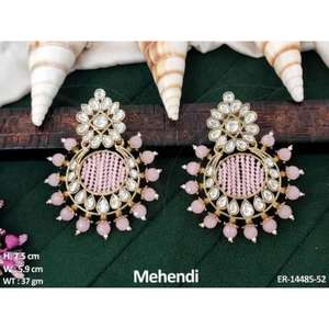 Ensemble de boucles d'oreilles traditionnelles Mehendi pour femmes, légères, finition dorée, parfaites pour les mariages, les Mehndi, les Haldi et les occasions festives - Product Image 5