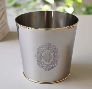 Cubo de basura decorativo de acero, ideal para un almacenamiento elegante en la sala de estar, el dormitorio o la cocina. - Product Image 3