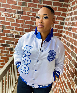 เสื้อแจ็คเก็ตบอมเบอร์ผ้าแคนวาส Zeta Phi Beta สำหรับผู้ชาย สีขาว-น้ำเงิน ลายปักสัญลักษณ์สมาคมนักศึกษากรีก ผลิตตามสั่ง กันน้ำ มีฮู้ด - Product Image 1