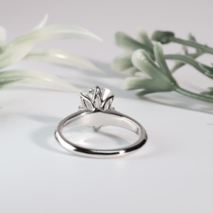 Anillo de boda clásico de lujo en oro blanco con diamantes cultivados en laboratorio de corte cojín, con doble engaste y múltiples filas de pavé brillante para mujer. - Product Image 2