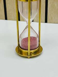 นาฬิกาทรายทองเหลืองชุบทอง 3.75 นิ้ว แบบ 3 มิติ พร้อมทรายสีชมพู |   ของตกแต่งงานวันเกิดลายกางเขนสไตล์เรียบง่ายสำหรับวางบนโต๊ะ - Product Image 5