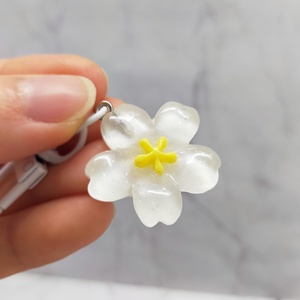 Lindo llavero con forma de flor – Hecho de resina y aleación. Ideal para bolsos, llaves, accesorios de regalo. - Product Image 6