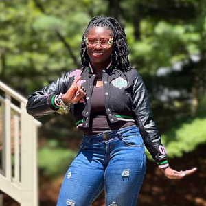 Chaqueta Universitaria Clásica Negra de Lana con Parches de Lona Rosa y Verde Chenille, Ropa Personalizada para Hermandades Griegas Divine Nine - Product Image 1