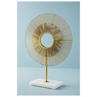 Sculpture métallique décorative pour salon ou bureau, avec détails faits à la main et style haut de gamme.