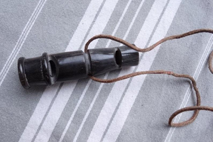 Silbato Ecológico de Cuerno de Búfalo Pulido Estilo Animal para Entrenamiento de Perros y Caza con Sonido Agudo - Product Image 3