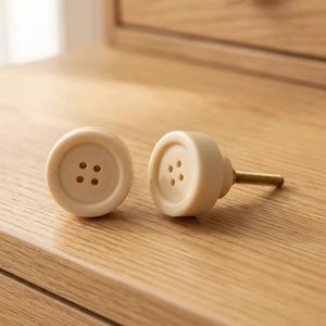 Poignées de meuble en corne, laiton et bois, couleur crème, design moderne, écologiques, installation facile pour tiroirs et armoires, usage domestique et bureau - Product Image 1