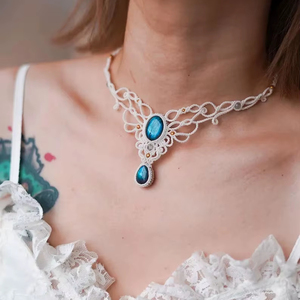 สร้อยคอทำมือแบบมาคราเม่ จี้มุกน้ำจืด ลูกไม้สีขาว ปรับได้ ทันสมัย สไตล์โบโฮ เครื่องประดับบำบัดรักษาแบบพุทธศาสนา HARI OM CREATIONS - Product Image 1