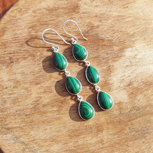 Boucles d'oreilles minimalistes bohèmes en malachite triple goutte d'eau, faites à la main, finition laiton argenté, bijoux de mode pour soirée - Product Image 2