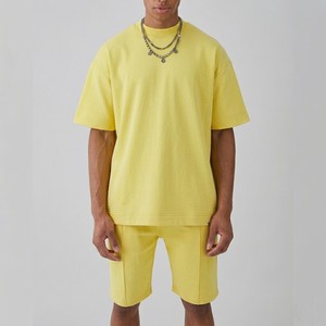 Conjunto de camiseta y pantalones cortos oversize amarillo mantequilla para hombre de alta calidad, estilo casual minimalista premium para verano. - Product Image 5