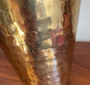 Vase à fleurs marocain en laiton, entièrement sculpté à la main, style floral étonnant ou design floral luxueux. - Product Image 2