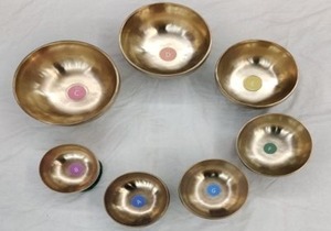Cuenco tibetano hecho a mano para limpieza de chakras, equilibrio, curación, terapias de vibración sonora, venta al por mayor a precio económico. - Product Image 2