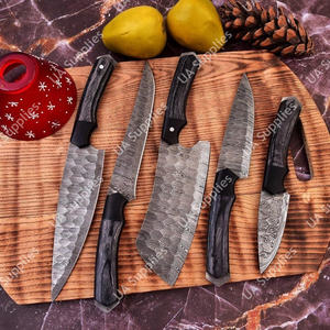 Cuchillo único hecho a mano de acero de Damasco con hoja martillada de espiga completa, ligero, multiusos, ecológico, duradero y afilado como una navaja, con mango de madera. - Product Image 4