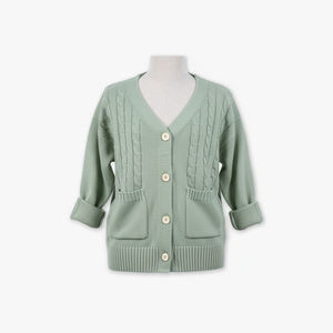 Cárdigan de punto trenzado con 4 botones, bolsillos, cuello en V, estilo casual, embalaje personalizado disponible, 100% acrílico, antiarrugas, hecho en Vietnam. - Product Image 2