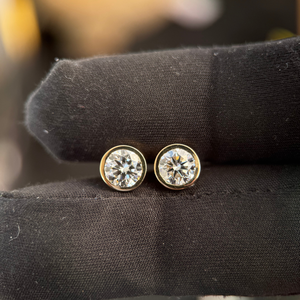 Pendientes de Diamantes Redondos Brillantes de 1.30 ct Cada Uno, D VS1, Certificados por IGI, Oro Blanco de 14K, Joyería Fina - Product Image 2