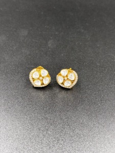 Boucles d'oreilles clous pour soirée, motif floral, serties de polki et de diamants américains, plaquées or - Product Image 1