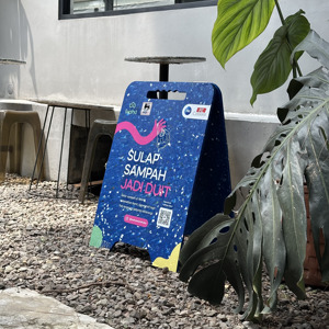 Letrero de Plástico Reciclado Azul con Marco en A, Asa y Soporte con Bisagras, Muebles Ecológicos y Sostenibles de 4GoodThings - Product Image 4