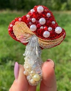 Broche artisanale brodée de perles pour foulards, sacs à main et manteaux – Élégante broche perlée brodée par un artisan - Product Image 5