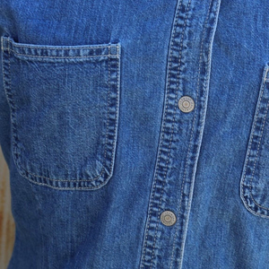 เสื้อเชิ้ตยีนส์แขนสั้นผู้หญิง แบรนด์ Harry Johnson Production คอปก ติดกระดุม มีกระเป๋าหน้า สีซีดปานกลาง ทรงลำลอง - Product Image 3