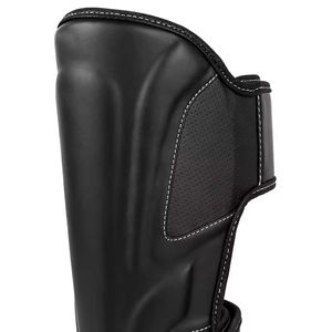 Protège-tibias en cuir multisports pour adultes Hawk, offrant une grande polyvalence, une couche extérieure durable et une protection en mousse souple. - Product Image 3