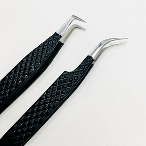 Pince à épiler professionnelle en acier inoxydable noir, pointes inclinées, poignées ergonomiques texturées pour un travail de précision, écologique, pour sourcils - Product Image 4