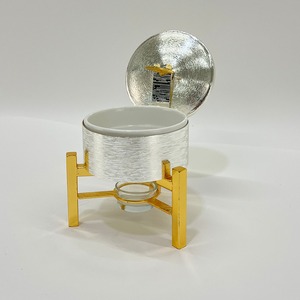 Réchaud alimentaire moderne en porcelaine texturée argentée avec support en fer doré, plat rond élégant pour buffet de mariage et traiteur - Product Image 4