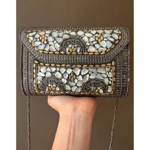 Pochette de soirée en métal antique pour femmes, élégante et tendance, idéale pour les mariages - Product Image 1