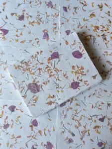 Feuilles de papier artisanal en coton infusé de pétales de fleurs de luxe, écologiques et recyclées, pour invitations de mariage et projets DIY - Product Image 4