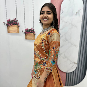 Ensemble Lehenga en Soie Satinée de Luxe avec Choli Brodé et Jupe Évasée de 3,5 Mètres – Tenue Ethnique Haut de Gamme - Product Image 1